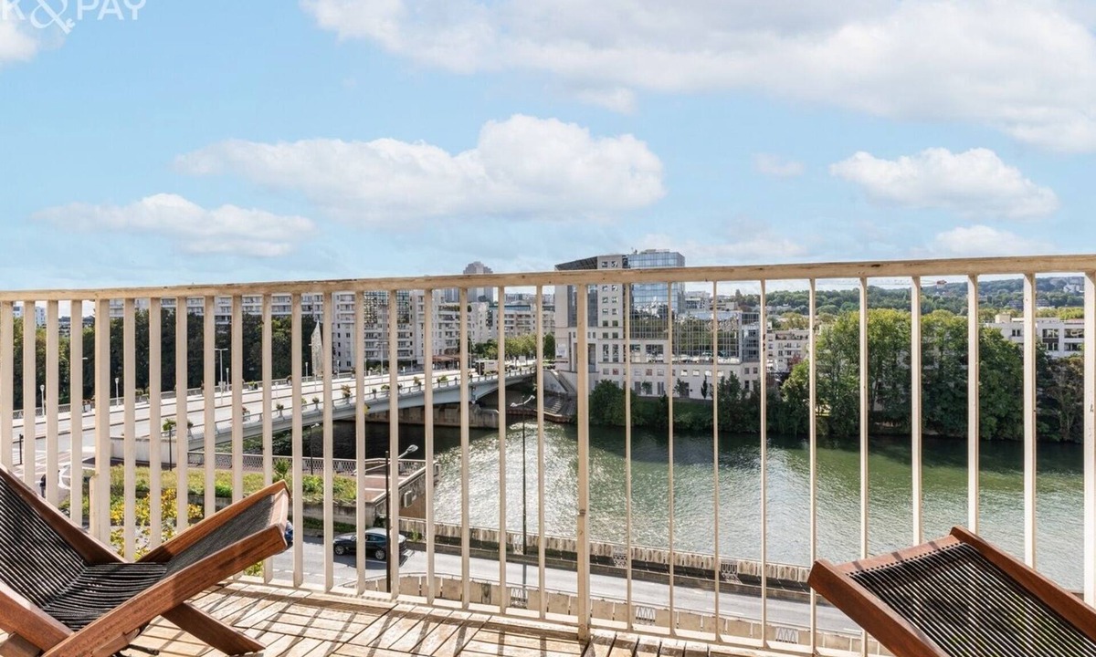 Billancourt–Rives de Seine Apartment | Apartment overlooking the Seine 10' drive from the Eiffel Tower free parking