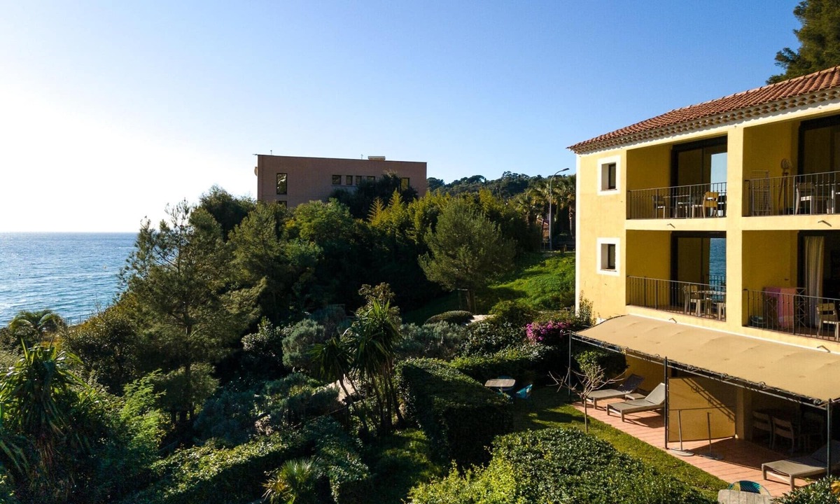 Le Rayol Apartment | Apartment in Saint-Tropez with Beach Access