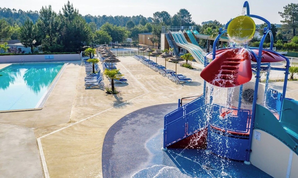 Saint-Julien-en-Born Apartment | Apartment '2 Bedrooms with AC' with Shared Pool, Private Terrace, and Air Conditioning