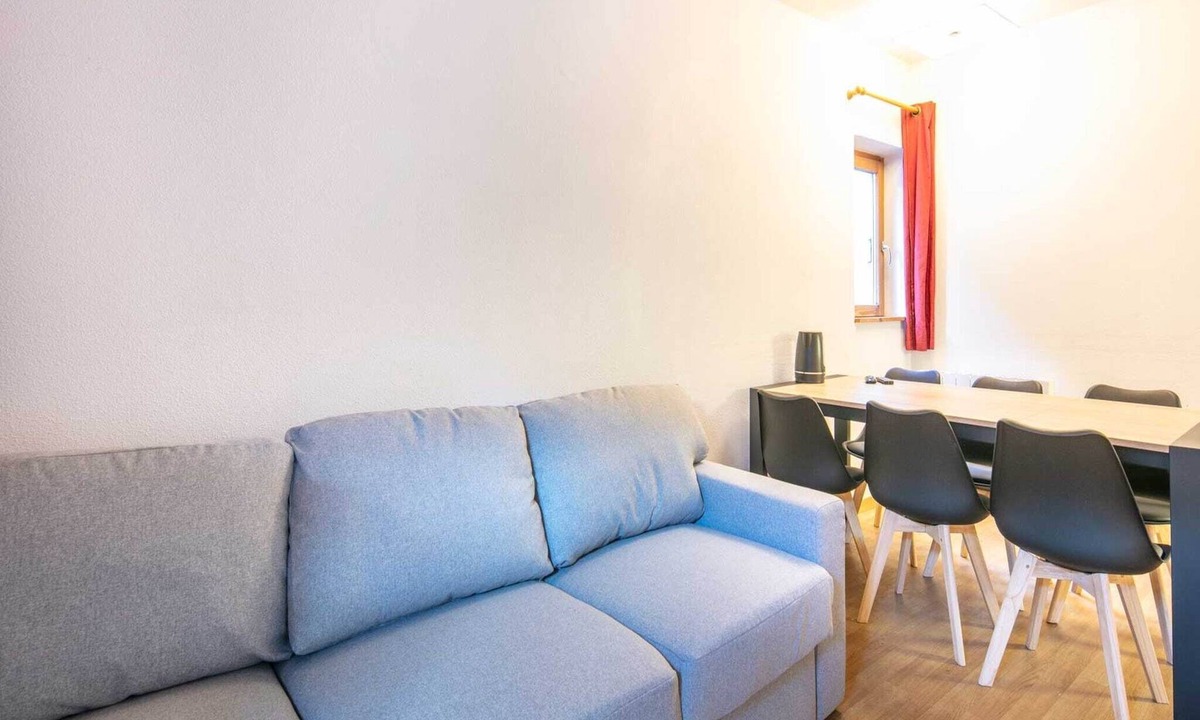 Saint-Sorlin-d'Arves Apartment | Apartment in Saint-Sorlin with Mountain Views