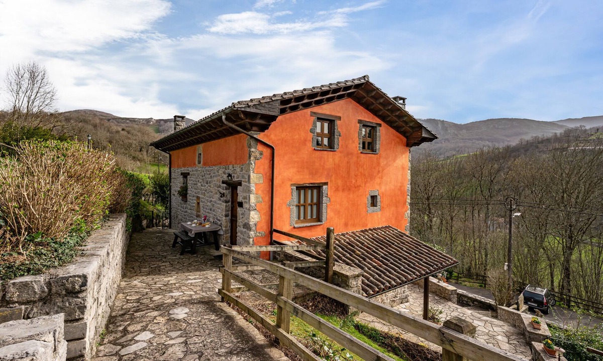 Santianes de Ola House | Apartment 'Fresnu' with Mountain Views, Private Terrace and Wi-Fi