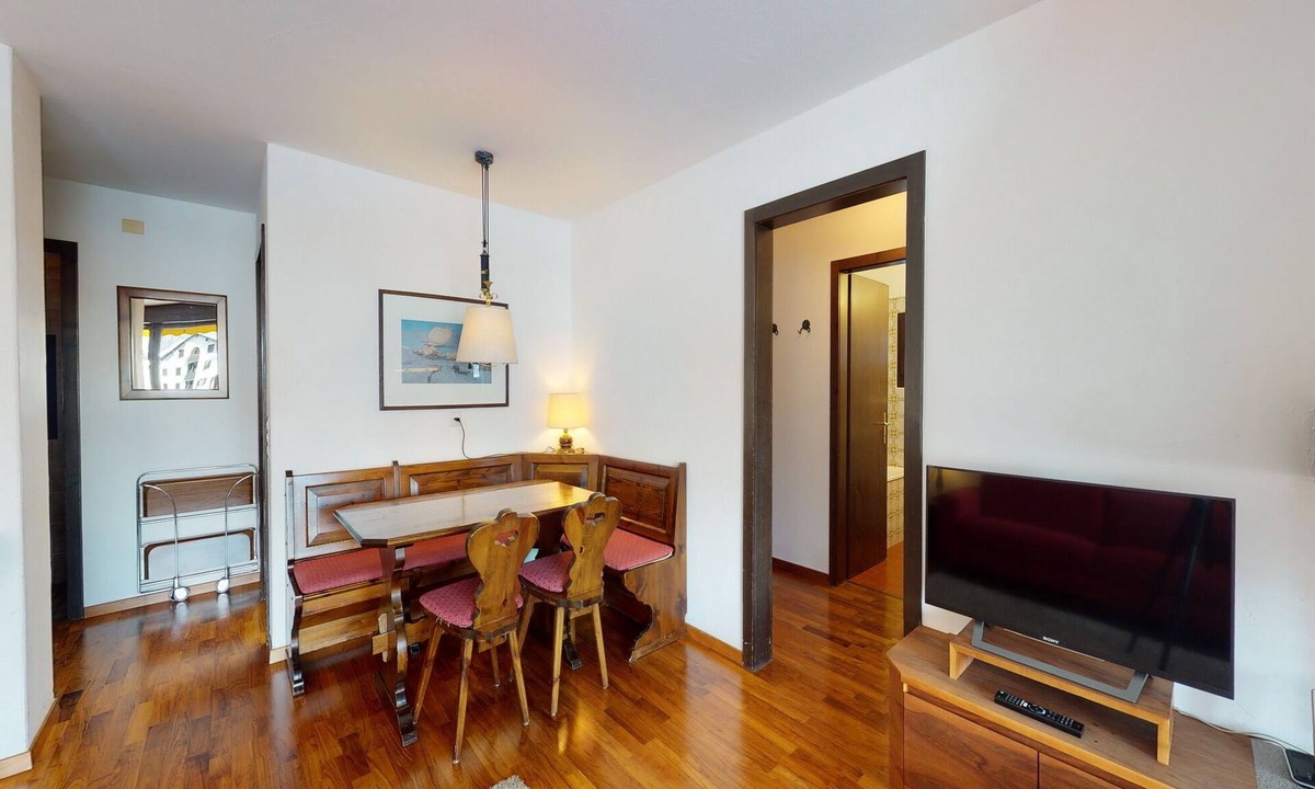 Silvaplana Apartment | Apartment Gianda Verda C24 - Cozy 3-Room Apartment with Fireplace