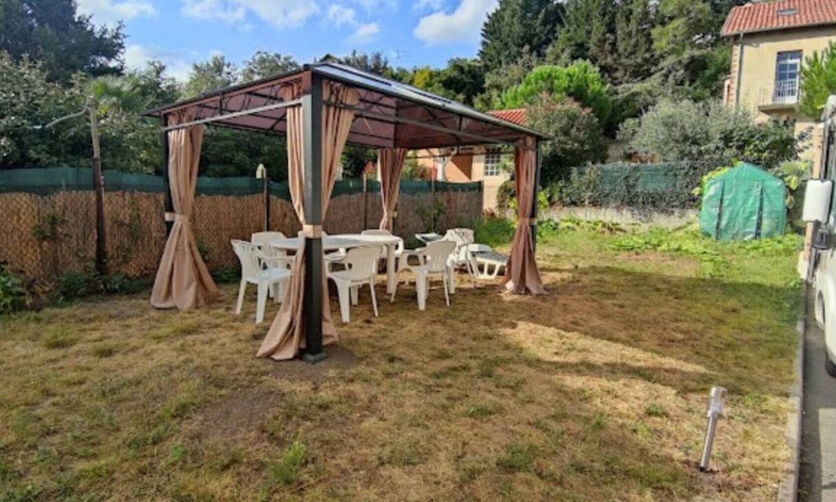 Decazeville Apartment | Apartment 'Gite 43' with Private Terrace, Shared Garden and Wi-Fi