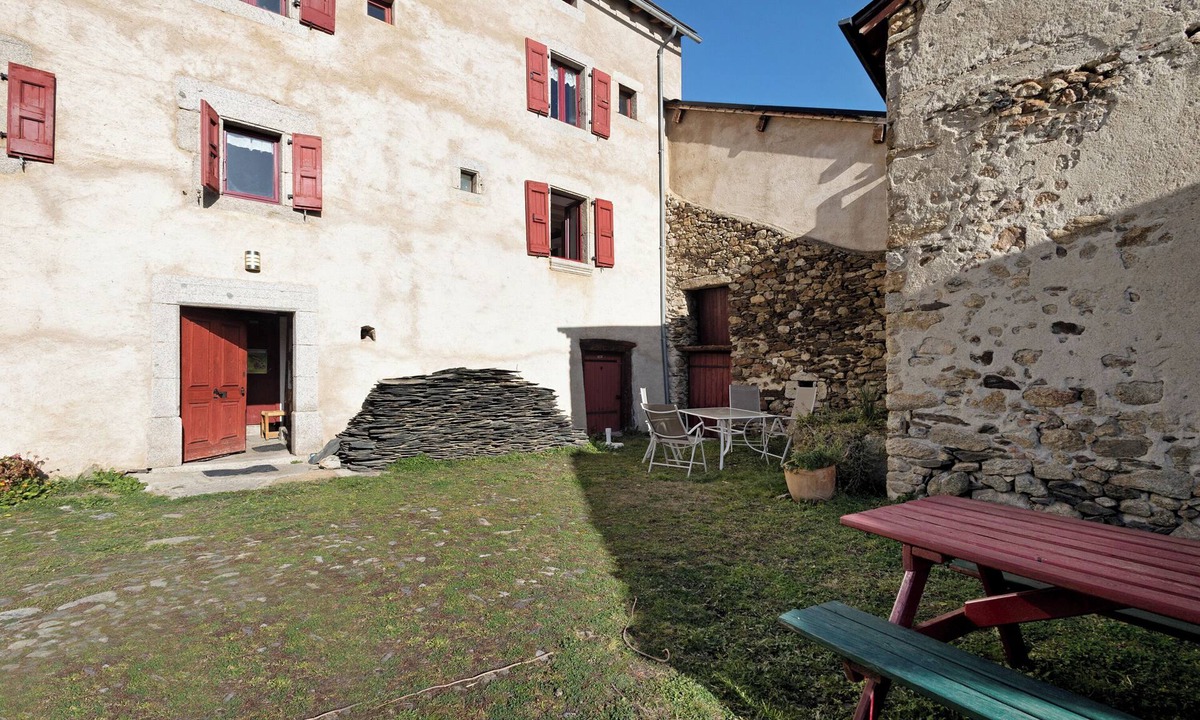 Dorres Apartment | Apartment 'Gîte Camporells' with Mountain View, Shared Garden and Wi-Fi
