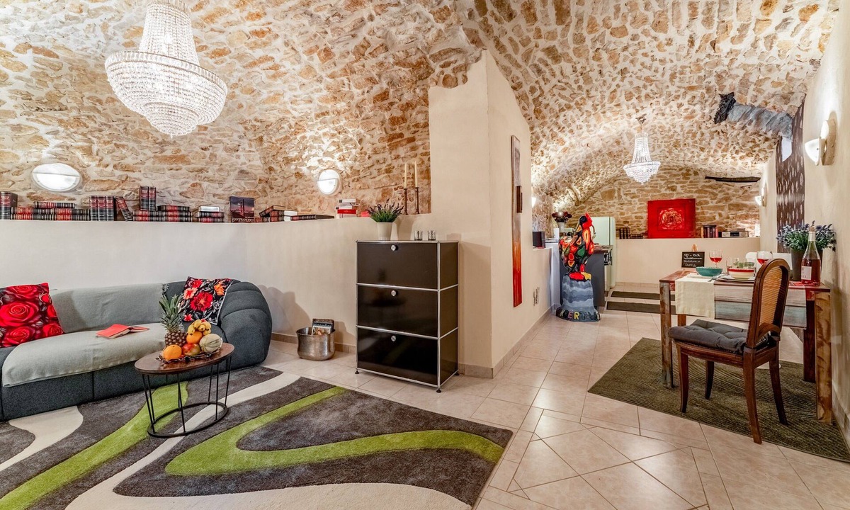 Barjac Apartment | Apartment 'Gite Vert - Paradis De Provence' with Shared Terrace and Wi-Fi