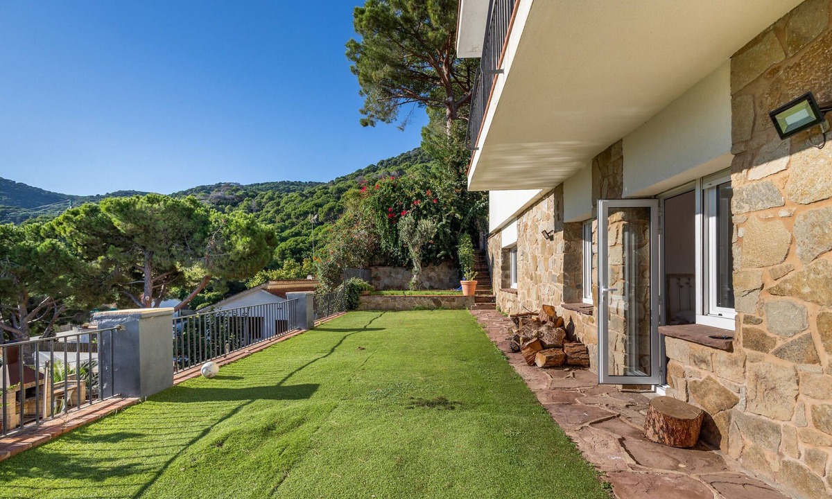 Premia de Dalt Bed & Breakfast | Apartment 'Habitaciones Marice' with Sea Views, Private Pool and Wi-Fi