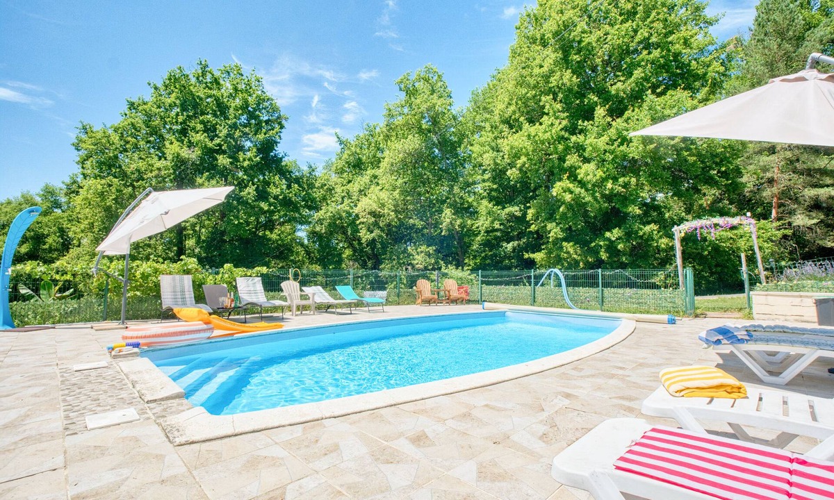 Bergerac Apartment | Apartment 'Hare' with Shared Pool, Wi-Fi and Air Conditioning