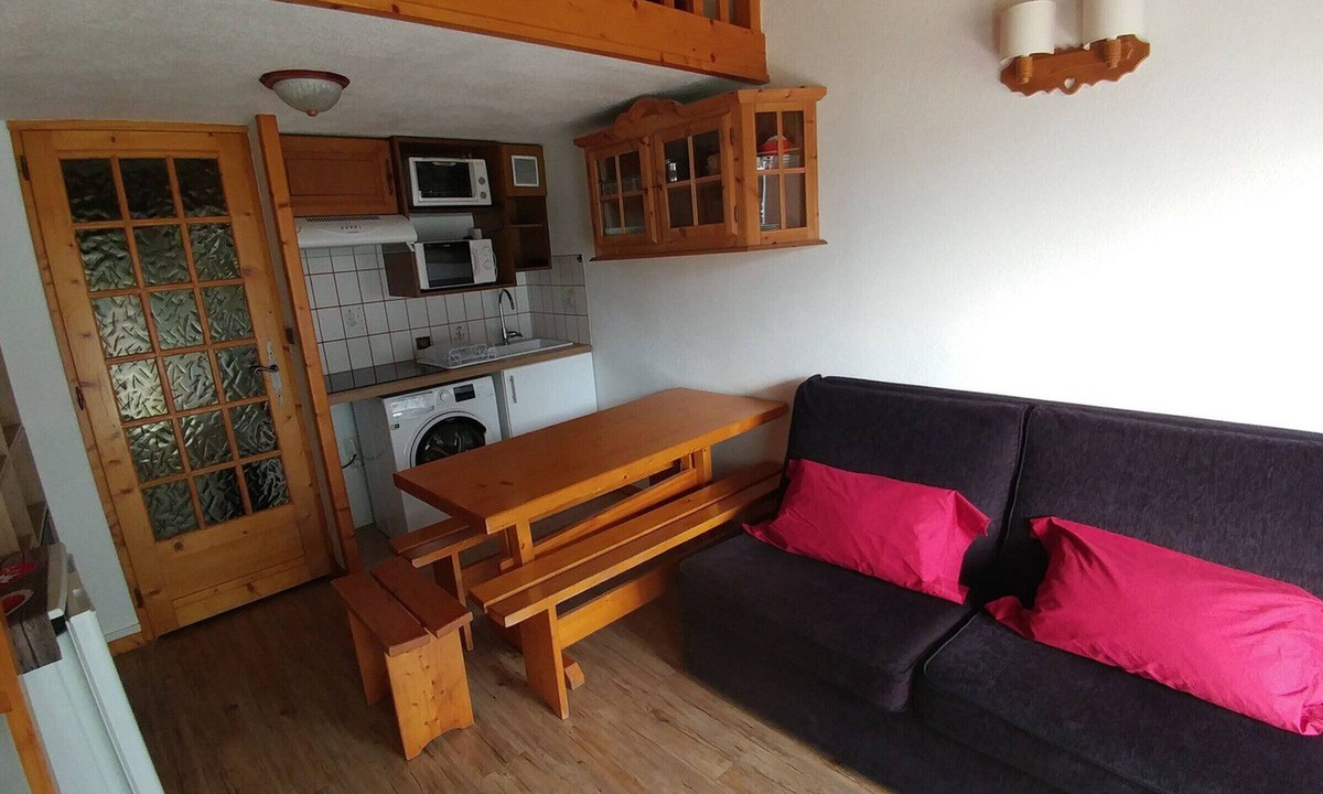 Chamonix City Centre Apartment | Apartment in Chamonix with Balcony, Pets Allowed & Parking