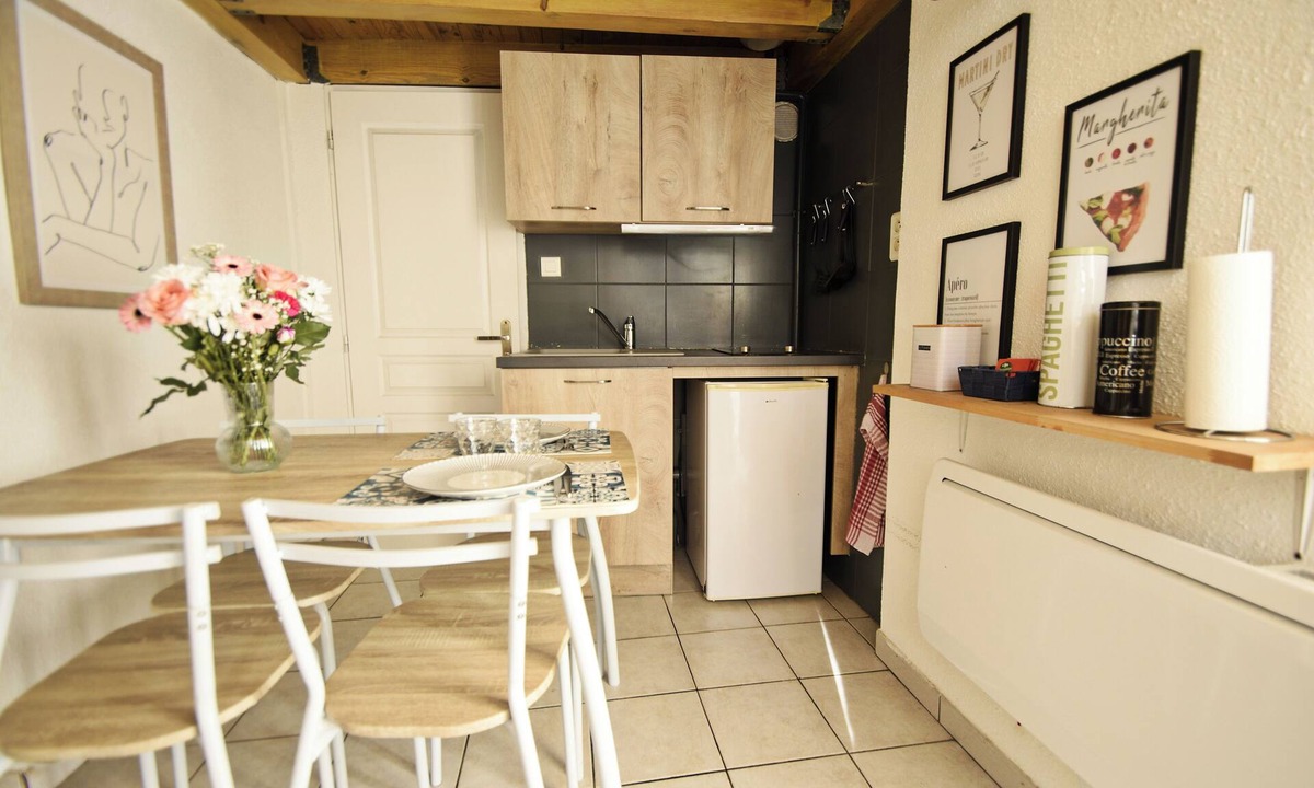 Aubenas Apartment | Apartment in Aubenas town center, cozy style, office, internet, netflix