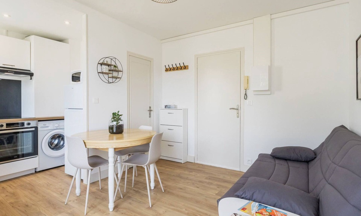 Le Pouliguen Apartment | Apartment in central Le Pouliguen with balcony and parking, pets welcome