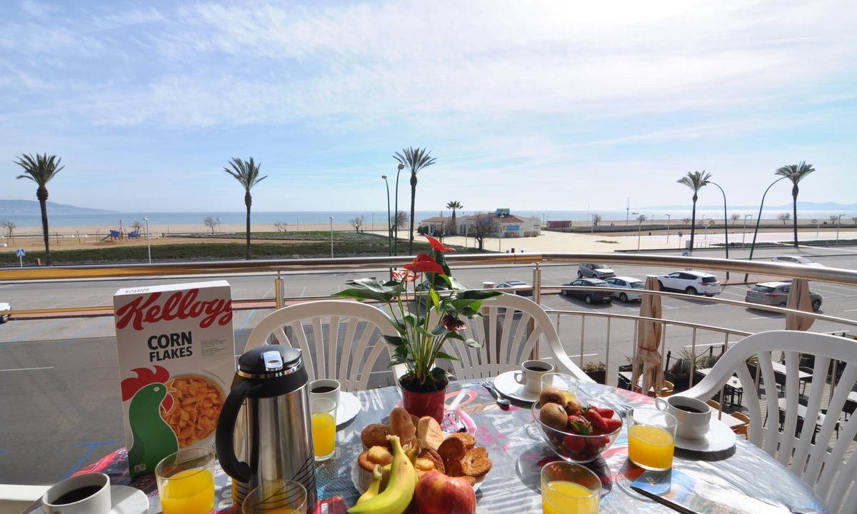 Empuriabrava Apartment | Apartment in Empuriabrava, Costa Brava! Beachfront, Sea Views, 3 Bedrooms, Equipped Kitchen. Book now!
