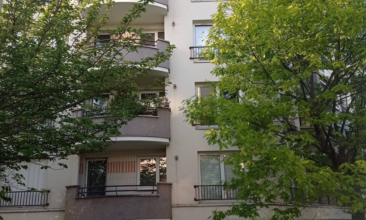 Le Kremlin-Bicetre Apartment | Apartment in a quiet residential building in Paris