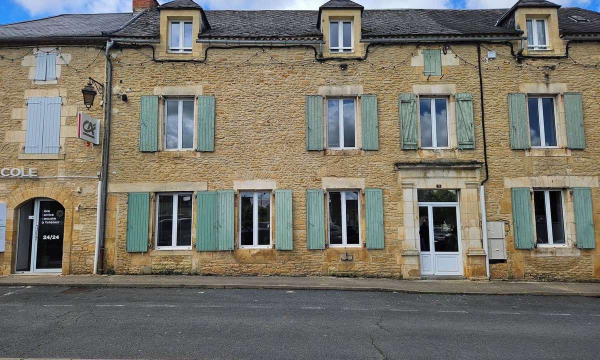 Salignac-Eyvignes Apartment | Apartment in the heart of the village of Salignac