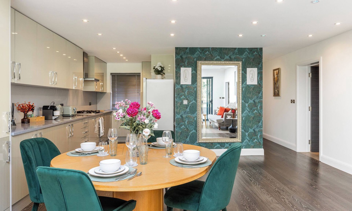 Guildford Apartment | Apartment in Guildford with Parking