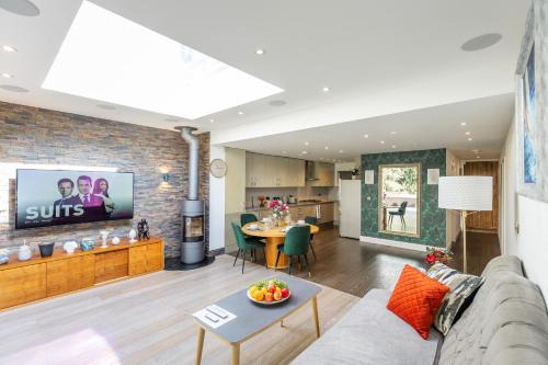 Guildford Apartment | Apartment in Guildford with Parking