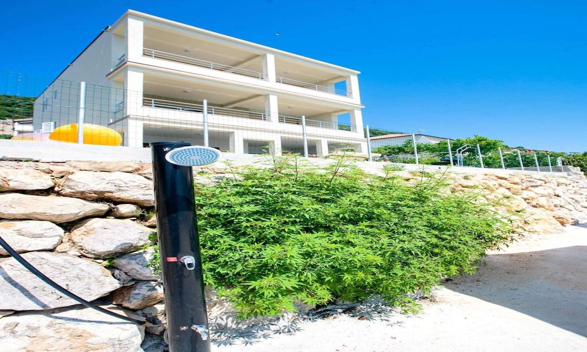 Supetarska Draga Boat Rental | Apartment in Supetarska Draga by the Beach