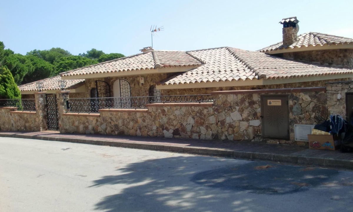 Lloret de Mar Apartment | Apartment in private villa 1.5 km. from Lloret de Mar. 500 meters away from Cal beach