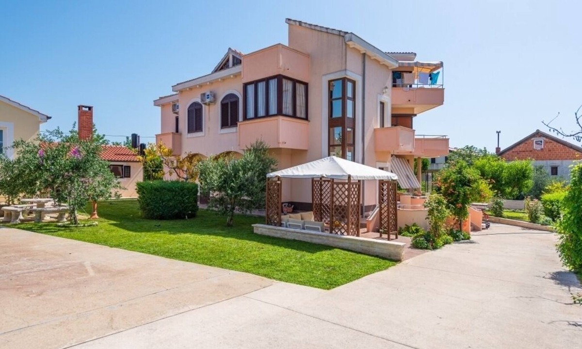 Privlaka Apartment | Apartment in Privlaka with Terrace, Air condition, WIFI, Washing machine (821-2)