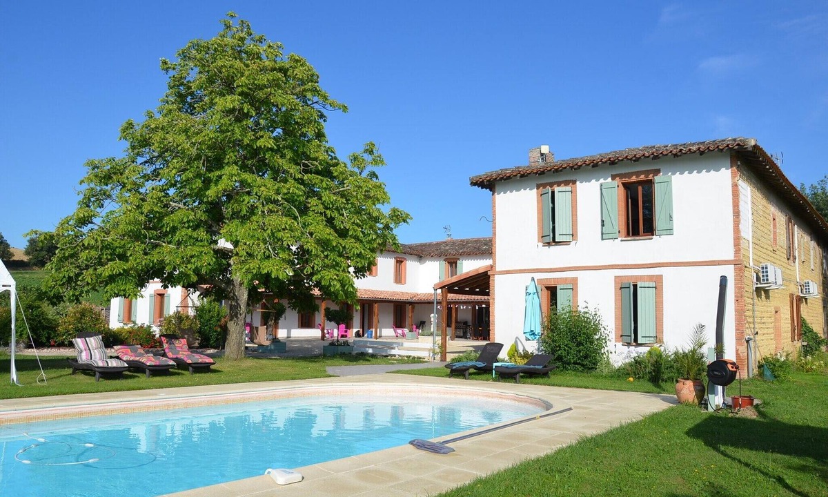 Rabastens Apartment | Apartment in Tarn with Pool and Bubble Bath