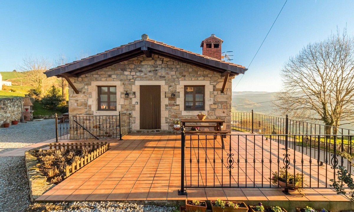 Villacarriedo Apartment | Apartment 'Juntana 2' with Mountain View, Shared Terrace and Wi-Fi