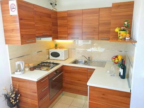 Banici Apartment | Apartment Kola - Two Bedroom Apartment with Balcony and Sea View 2