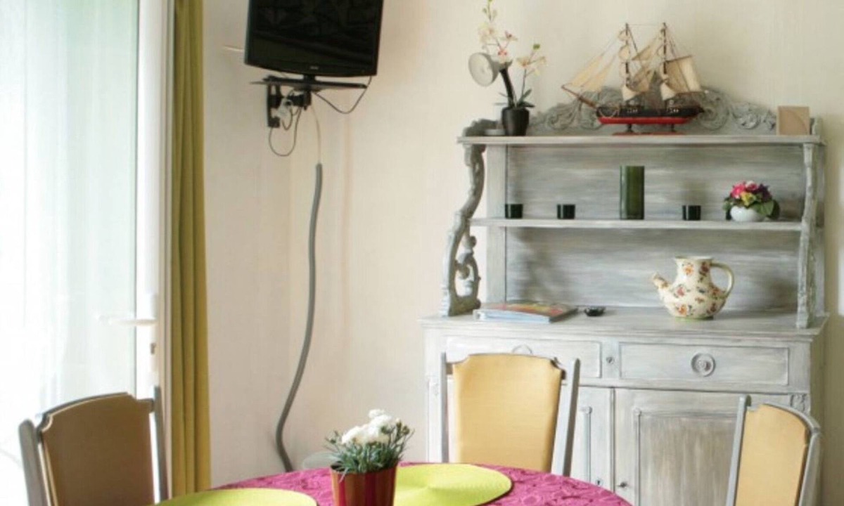 Sarzeau Apartment | Apartment 'L'avocette' with Shared Pool, Shared Terrace and Wi-Fi