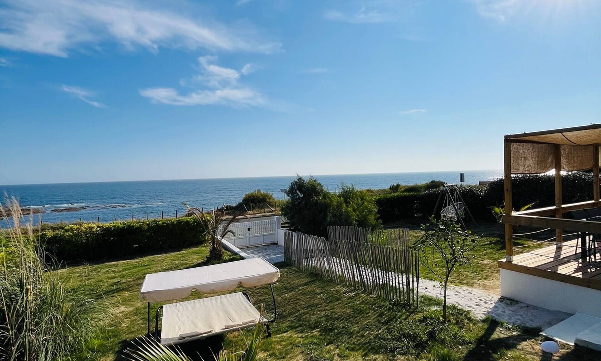 Chateau-d'Olonne Apartment | Apartment 'Les Sables Pailletés 10p' with Sea View, Private Terrace and Wi-Fi