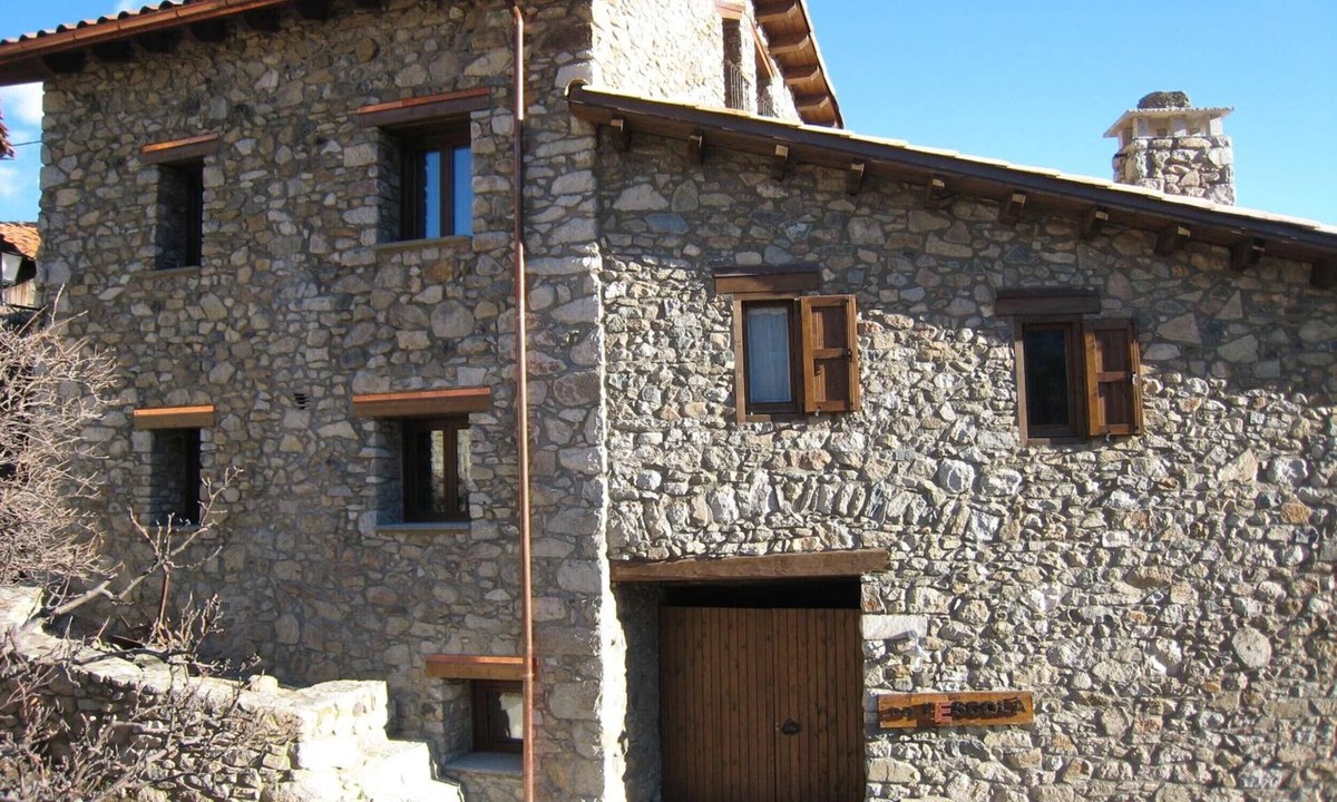Aranser Apartment | Apartment 'La Cort De Ca L’Escolà' with Mountain View, Shared Garden and Wi-Fi