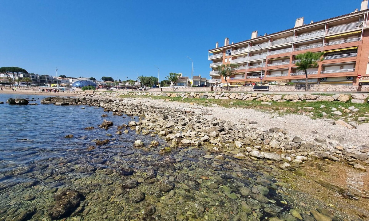 L'Escala Apartment | Apartment La Escala Terrassa del Mar with Sea View, Shared Pool, Terrace & Wi-Fi