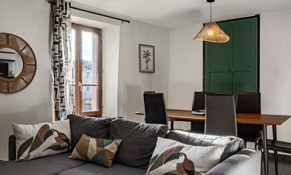 Montolieu Apartment | Apartment 'La Glycine' with Wi-Fi and Air Conditioning