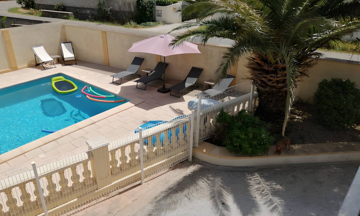Meynes Apartment | Apartment 'La Vie Est Belle' with Shared Pool, Wi-Fi and Air Conditioning