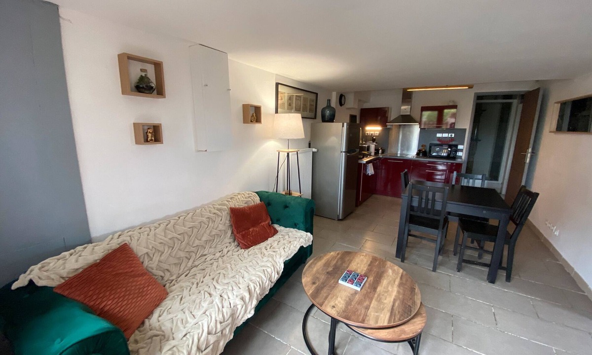 Equemauville Apartment | Apartment 'Le Jardin De Sasha Et La Noisette' with Private Terrace, Private Garden and Wi-Fi