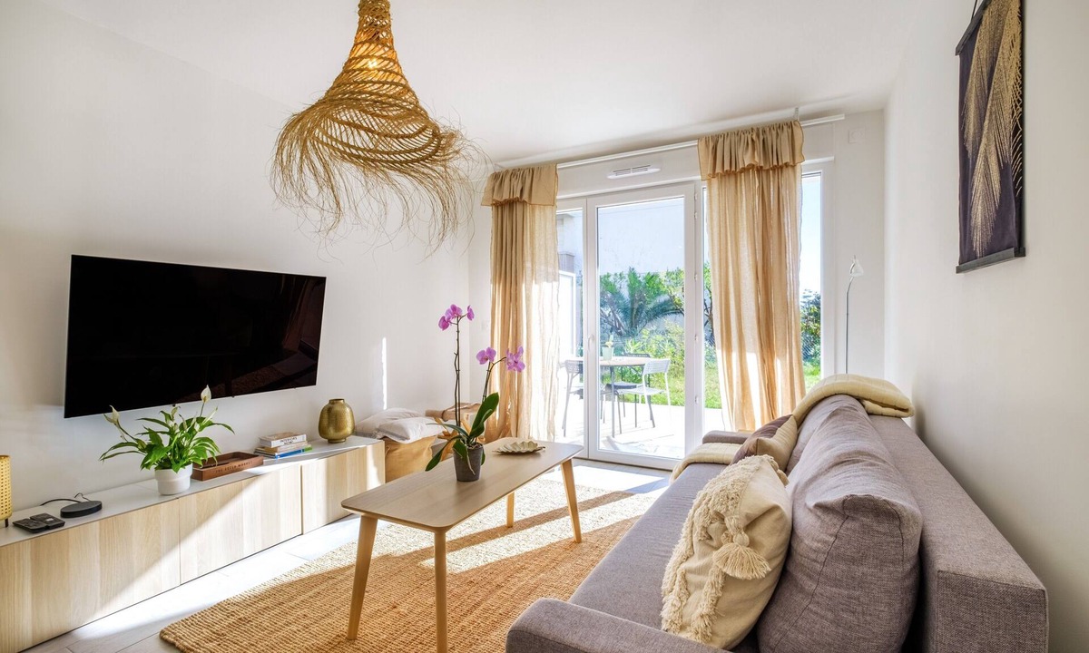 La Californie Apartment | Apartment 'Le Jasmin' with Private Terrace, Wi-Fi and Air Conditioning