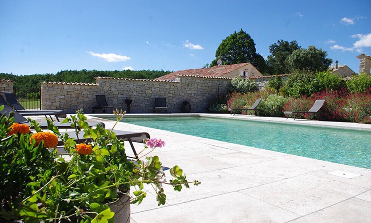 Redortiers Apartment | Apartment 'Le Moulin Aux Lavandes' with Shared Pool and Wi-Fi