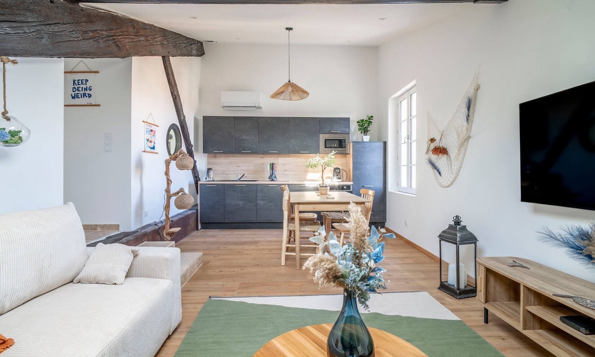 Le Somail Apartment | Apartment 'Le Somail - Louis 14' with Lake View, Wi-Fi and Air Conditioning