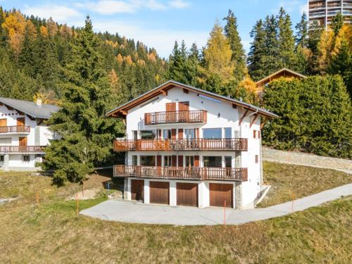 Vermala Apartment | Apartment Les Aiguilles Vertes Rez inférieur by Interhome