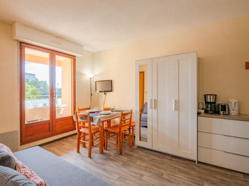 Sainte-Maxime Apartment | Apartment Les Pins Ensoleilles-7 by Interhome