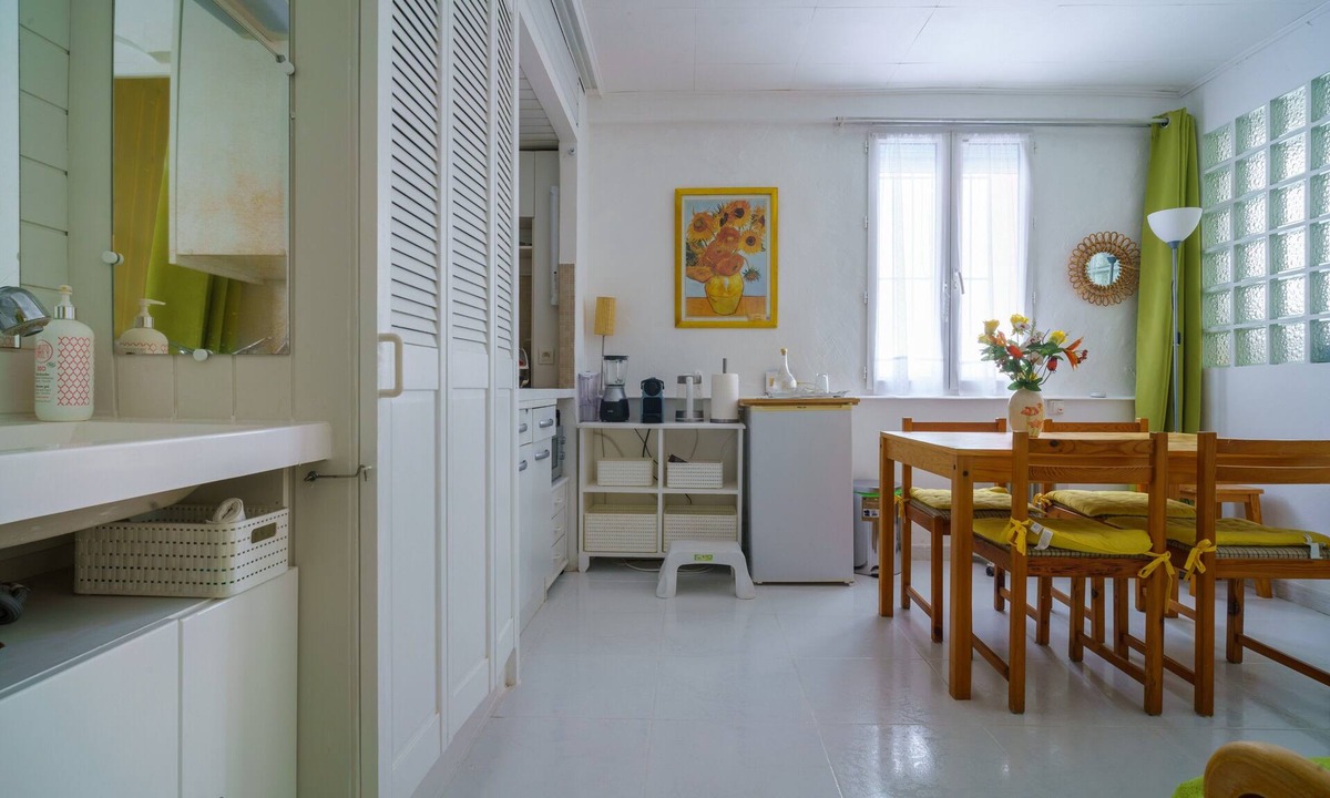 Elne Apartment | Apartment 'Logis Helena' with Wi-Fi