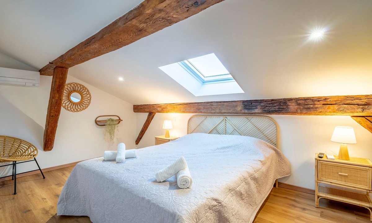 Le Somail Apartment | Apartment 'Louis 13' with Lake View, Wi-Fi and Air Conditioning