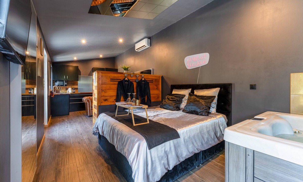 Caderousse Apartment | Apartment 'Love Room - Rhôna' with Wi-Fi and Air Conditioning
