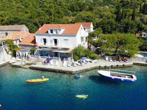 Zaton House | Apartment Lucija - waterfront with sunbeds!