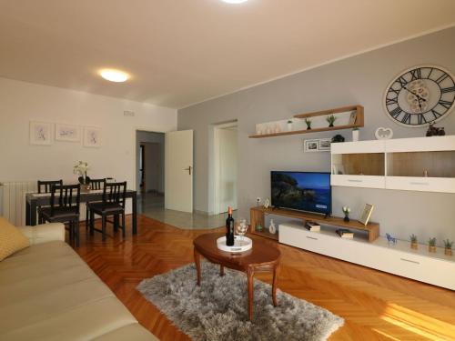 Vrvari Apartment | Apartment LUNA by Interhome