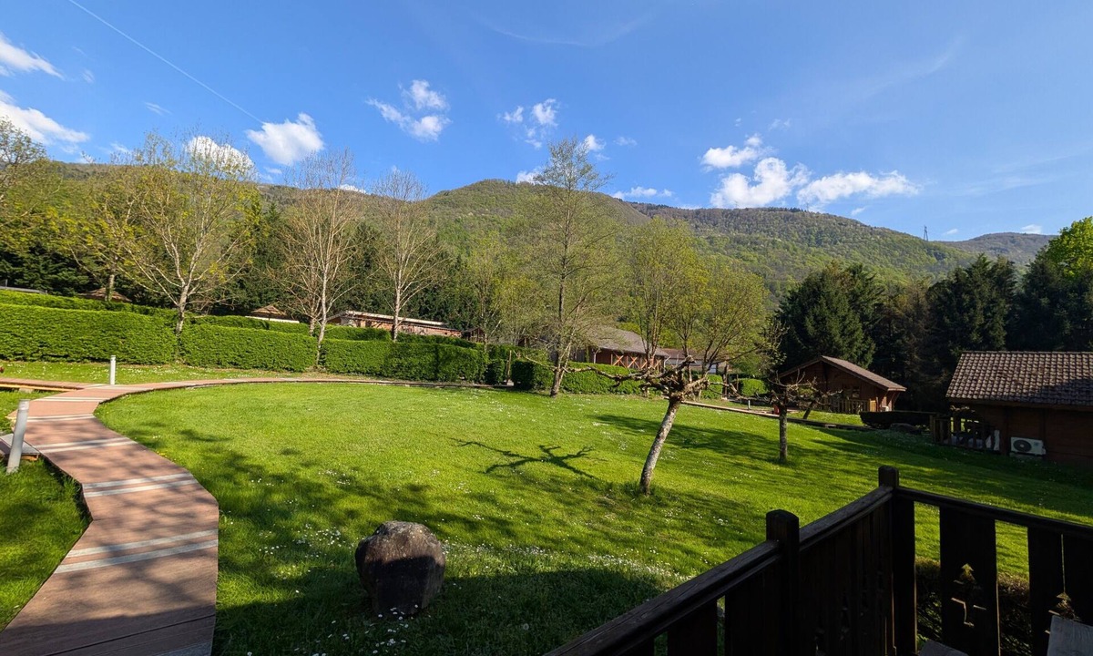 Vaulnaveys-le-Bas Apartment | Apartment 'Lys blanc' with Mountain View, Wi-Fi and Air Conditioning