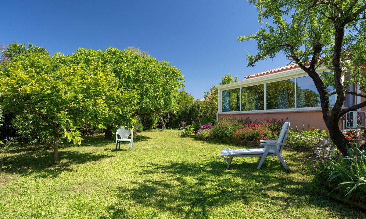 Les Bormettes House | Apartment 'Maison Proche De La Plage' with Private Terrace, Private Garden and Air Conditioning