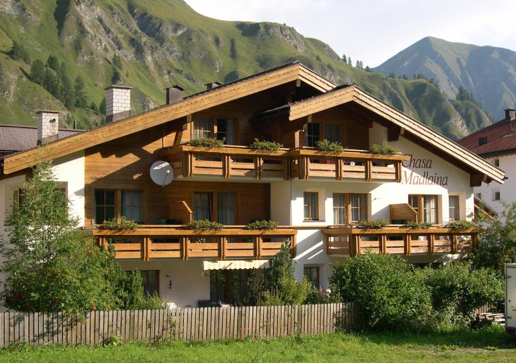 Ravaisch Apartment | Apartment Madlaina