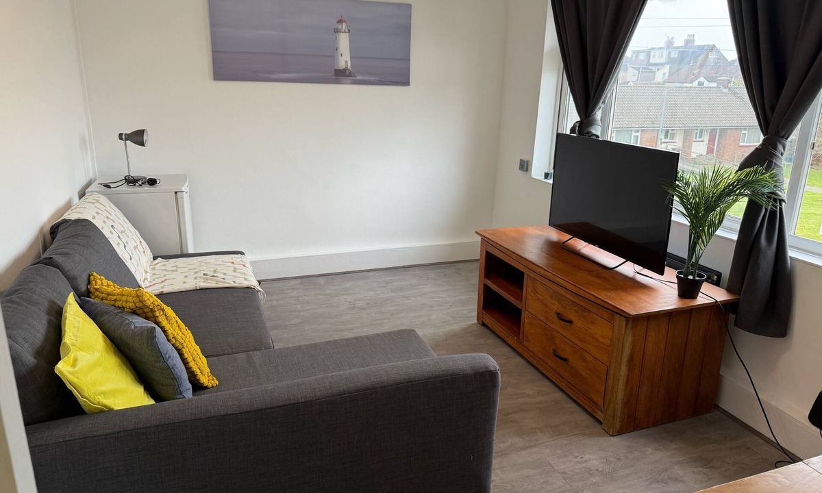 Hanham Apartment | Apartment !MAE11