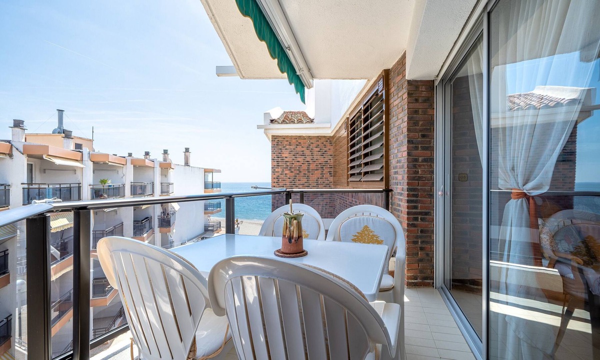 Vilafortuny Apartment | Apartment "Mexico I" on the Beachfront with Terrace, A/C and Wi-Fi