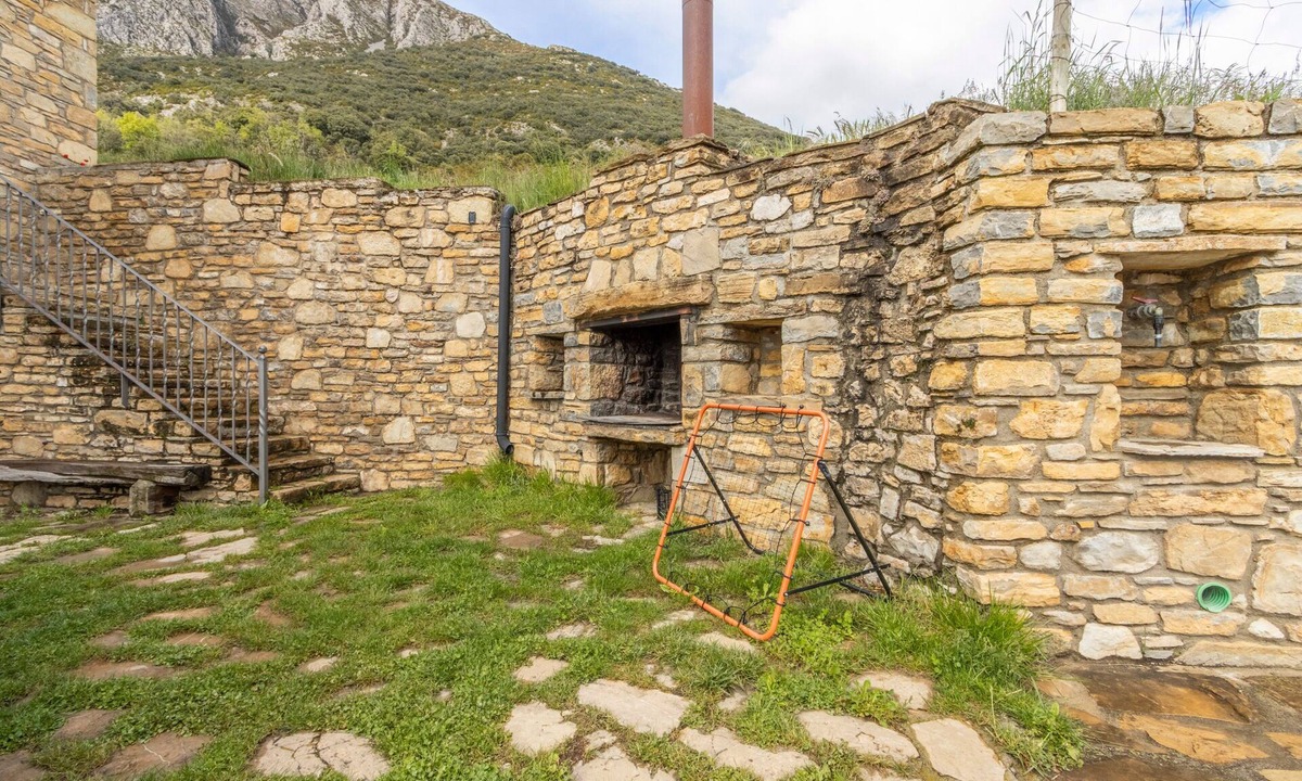 Valle de Lierp Apartment | Apartment 'Milano' with Mountain View, Private Terrace and Wi-Fi