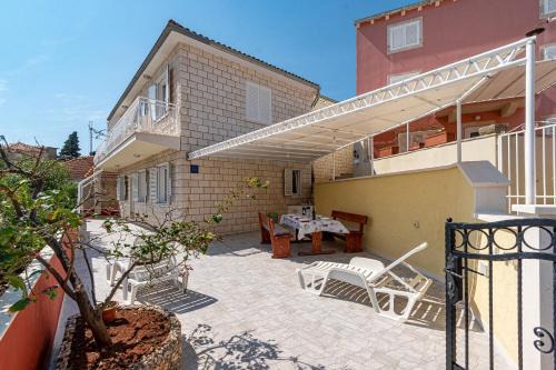 Cove Tri Zala (Zrnovo) Apartment | Apartment Mir