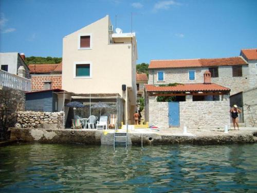 Prvic Luka Apartment | Apartment Mirni by the sea